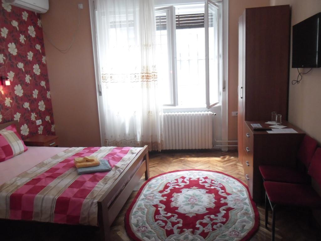 Family Top Rooms Bela Lada Sobe Novi Sad Rum bild