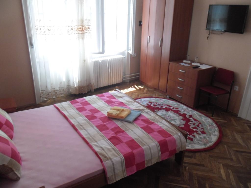 Family Top Rooms Bela Lada Sobe Novi Sad Rum bild